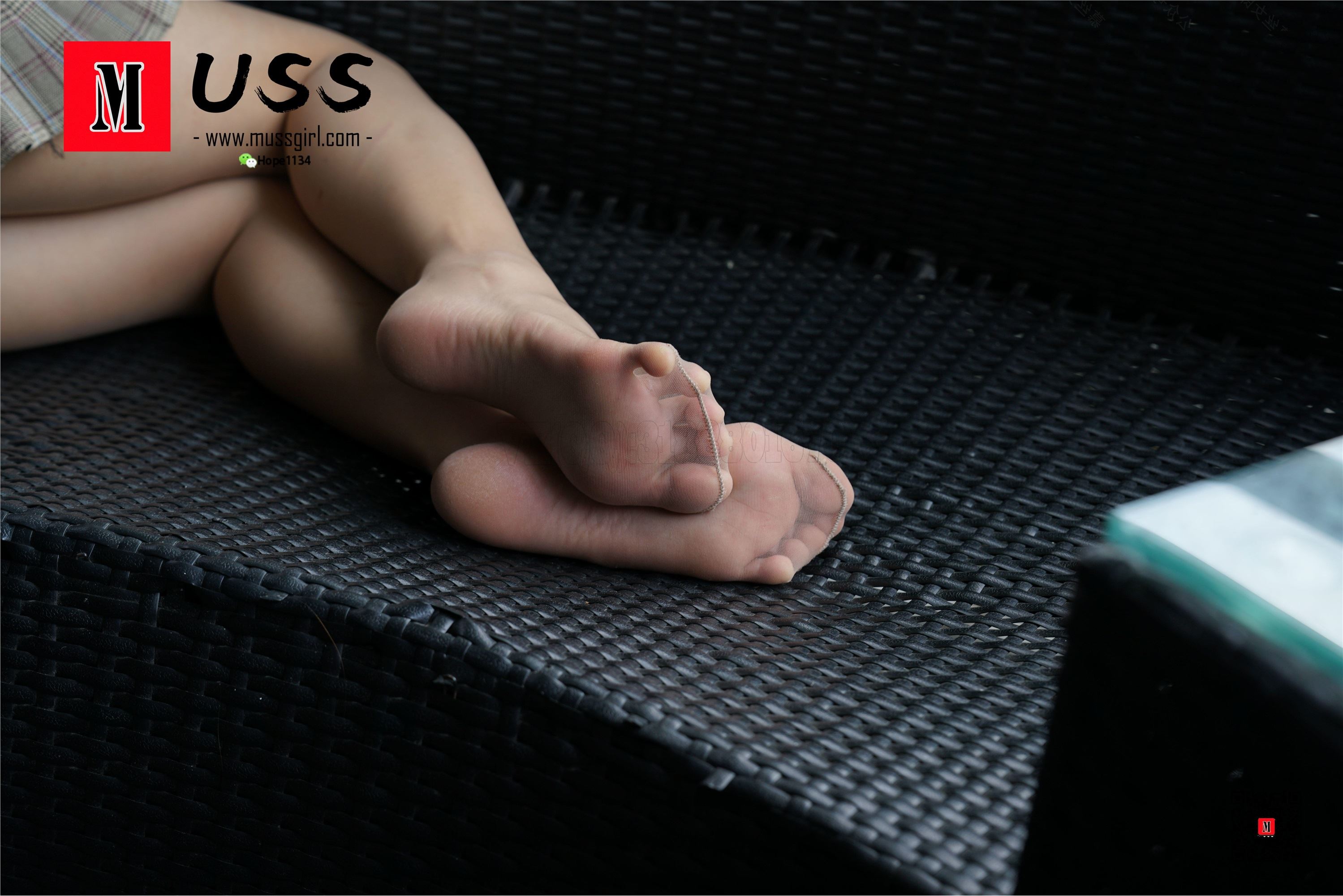 MussGirl慕丝女郎  NO.008 拍过模特的美足，那化妆师璐璐的呢？